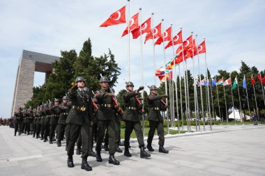 CANAKKALE, TURKIYE - 24 Nisan 2025: Gelibolu Kara Savaşları 'nın 110. yıldönümünde Türk askerleri Gelibolu Yarımadası' ndaki Şehitler Anıtı 'nda anıldı