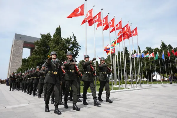 CANAKKALE, TURKIYE - 24 Nisan 2025: Gelibolu Kara Savaşları 'nın 110. yıldönümünde Türk askerleri Gelibolu Yarımadası' ndaki Şehitler Anıtı 'nda anıldı
