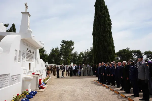 CANAKKALE, TURKIYE - 24 Nisan 2025: Gelibolu Kara Savaşları 'nın 110. yıldönümü Morto Körfezi Fransız Ulusal Mezarlığı ve Gelibolu Yarımadası' ndaki Anıt 'ta kutlandı.