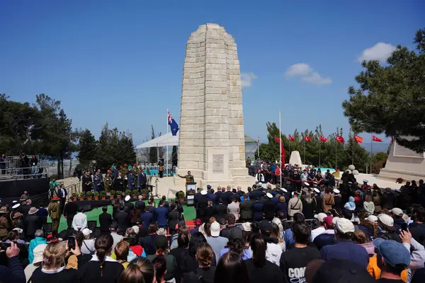 CANAKKALE, TURKIYE - 25 Nisan 2025: Anzak Günü ve Gelibolu Kara Savaşları 'nın 110. yıldönümü Gelibolu Yarımadası' ndaki Chunuk Bayırı Anıtı 'nda kutlandı.