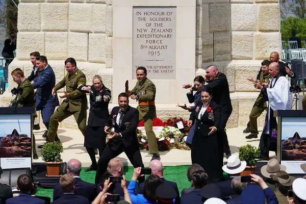 CANAKKALE, TURKIYE - 25 Nisan 2025: Anzak Günü ve Gelibolu Kara Savaşları 'nın 110. yıldönümü Gelibolu Yarımadası' ndaki Chunuk Bayırı Anıtı 'nda kutlandı.