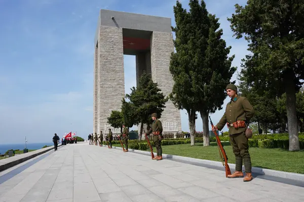 CANAKKALE, TURKIYE - 24 Nisan 2025: Gelibolu Kara Savaşları 'nın 110. yıldönümünde Türk askerleri Gelibolu Yarımadası' ndaki Şehitler Anıtı 'nda anıldı