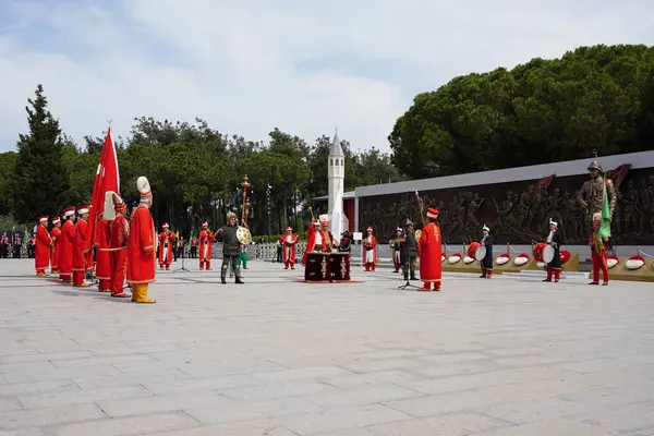 CANAKKALE, TURKIYE - 24 Nisan 2025: Gelibolu Kara Savaşları 'nın 110. yıldönümünde Osmanlı askeri bantları Gelibolu Yarımadası' ndaki Şehitler Anıtı 'nda anıldı