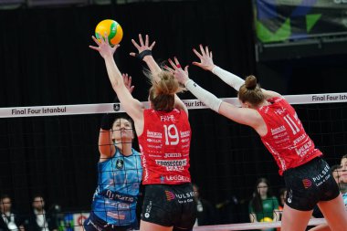 ISTANBUL, TURKIYE - Mayıs 03, 2025: Sarah Fahr ve Isabelle Haak Vero Volley Milano 'da Imoco Volley Conegliano' ya karşı.