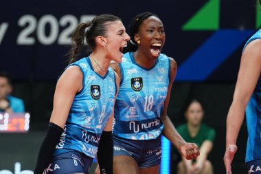 ISTANBUL, TURKIYE - Mayıs 03, 2025: Alessia Orro ve Paola Egonu Vero Volley Milano 'da Imoco Volley Conegliano' ya karşı Şampiyonlar Ligi Voleybol Ligi Şampiyonlar Ligi 4.