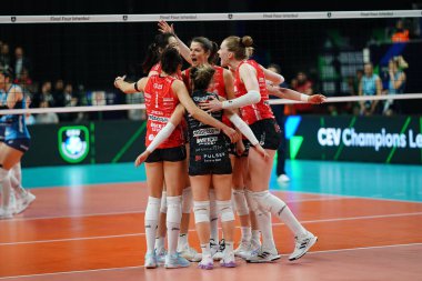 ISTANBUL, TURKIYE - Mayıs 03, 2025: Imoco Volley Conegliano oyuncuları Vero Volley Milano CEV Şampiyonlar Ligi Volley Şampiyonlar Ligi Şampiyonlar Ligi 'nin Ulker Sports Arena' da oynanan 4.