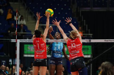 ISTANBUL, TURKIYE - Mayıs 03, 2025: Gabi Gabriela Guimaraes ve Sarah Fahr Vero Volley Milano 'da Imoco Volley Conegliano' ya karşı Şampiyonlar Ligi Volley Şampiyonlar Ligi 'nin Ulker Sports Arena' da oynanan 4.