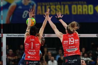 ISTANBUL, TURKIYE - Mayıs 03, 2025: Gabi Gabriela Guimaraes ve Sarah Fahr Vero Volley Milano 'da Imoco Volley Conegliano' ya karşı Şampiyonlar Ligi Volley Şampiyonlar Ligi 'nin Ulker Sports Arena' da oynanan 4.