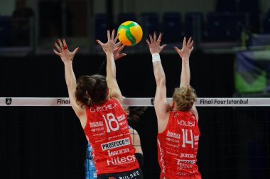 ISTANBUL, TURKIYE - Mayıs 03, 2025: Cristina Chirichella ve Joanna Wolosz Vero Volley Milano 'da Imoco Volley Conegliano' ya karşı CEV Şampiyonlar Ligi Volley Şampiyonlar Ligi 'nin Ulker Sports Arena' da oynanan 4.