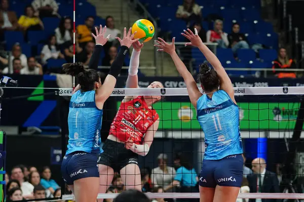 ISTANBUL, TURKIYE - Mayıs 03, 2025: Helena Cazaute ve Anna Danesi Vero Volley Milano 'da Imoco Volley Conegliano' ya karşı Şampiyonlar Ligi Voleybol Şampiyonlar Ligi 4.