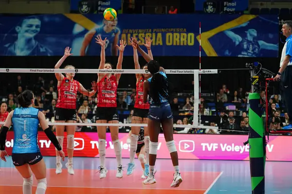ISTANBUL, TURKIYE - Mayıs 03, 2025: Paola Egonu, Vero Volley Milano, Imoco Volley Conegliano CEV Şampiyonlar Ligi Şampiyonlar Ligi 'nin Ulker Sports Arena' da oynanan 4.
