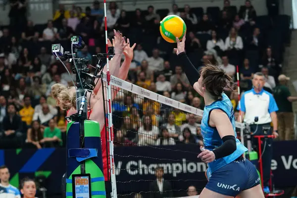 ISTANBUL, TURKIYE - Mayıs 03, 2025: Helena Cazaute Vero Volley Milano - Imoco Volley Conegliano CEV Şampiyonlar Ligi Volley Şampiyonlar Ligi Şampiyonlar Ligi Ulker Sports Arena 'da oynanan 4.