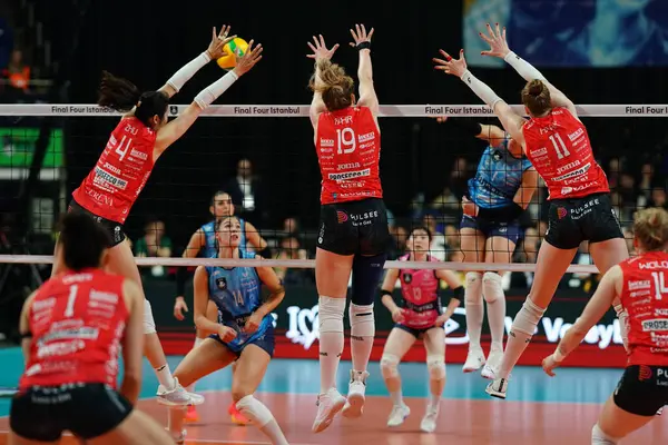 ISTANBUL, TURKIYE - Mayıs 03, 2025: Vero Volley Milano 'da Ting Zhu ve Sarah Fahr Imoco Volley Conegliano' ya karşı Şampiyonlar Ligi Voleybol Şampiyonlar Ligi 4.