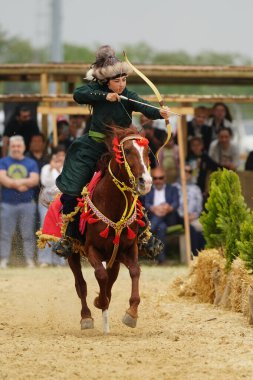 ISTANBUL, TURKIYE - 25 Mayıs 2025: Etnospor Kültür Festivali 'nde binicilik gösterisi