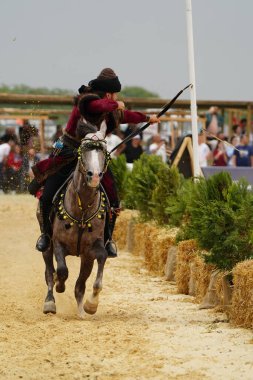 ISTANBUL, TURKIYE - 25 Mayıs 2025: Etnospor Kültür Festivali 'nde binicilik gösterisi