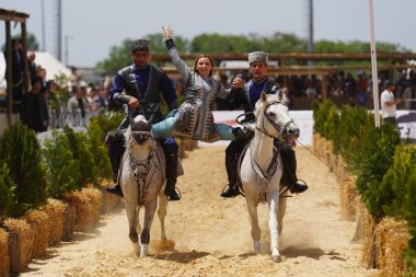 ISTANBUL, TURKIYE - 24 Mayıs 2025: Etnospor Kültür Festivali sırasında Azerbaycan Ateş Ülkesi