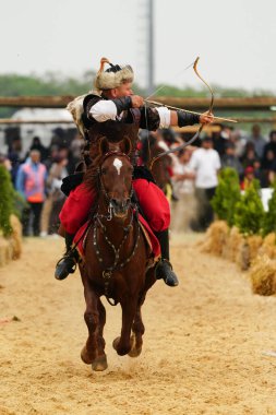 ISTANBUL, TURKIYE - 25 Mayıs 2025: Etnospor Kültür Festivali 'nde binicilik gösterisi