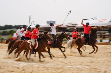 ISTANBUL, TURKIYE - 25 Mayıs 2025: Gürcü atlılar Etnospor Kültür Festivali sırasında Tskhenburti 'de oynuyorlar