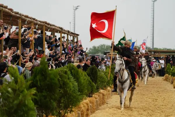 ISTANBUL, TURKIYE - 25 Mayıs 2025: Etnospor Kültür Festivali 'nde binicilik gösterisi