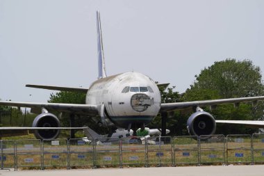 ISTANBUL, TURKIYE - 24 Mayıs 2025: İstanbul Atatürk Havalimanı 'nda sergilenen Airbus Airbus A300B4-120 (128)