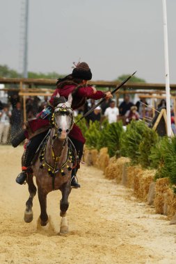 ISTANBUL, TURKIYE - 25 Mayıs 2025: Etnospor Kültür Festivali 'nde binicilik gösterisi