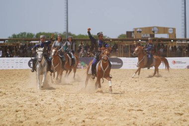 ISTANBUL, TURKIYE - 24 Mayıs 2025: Etnospor Kültür Festivali sırasında Azerbaycan Ateş Ülkesi
