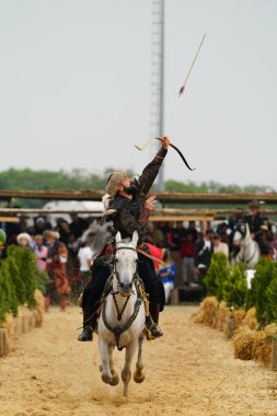 ISTANBUL, TURKIYE - 25 Mayıs 2025: Etnospor Kültür Festivali 'nde binicilik gösterisi