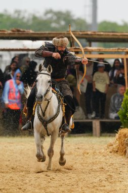 ISTANBUL, TURKIYE - 25 Mayıs 2025: Etnospor Kültür Festivali 'nde binicilik gösterisi