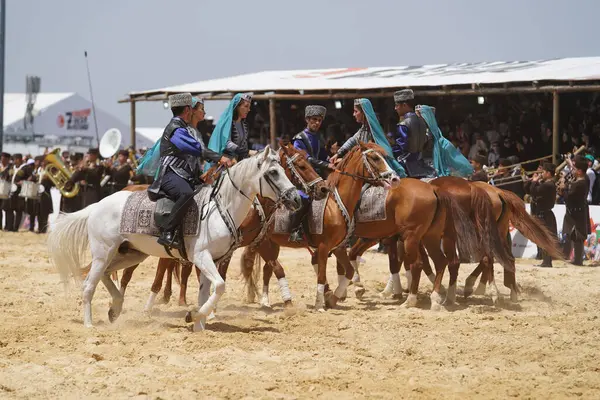 ISTANBUL, TURKIYE - 24 Mayıs 2025: Etnospor Kültür Festivali sırasında Azerbaycan Ateş Ülkesi