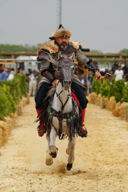 ISTANBUL, TURKIYE - 25 Mayıs 2025: Etnospor Kültür Festivali 'nde binicilik gösterisi