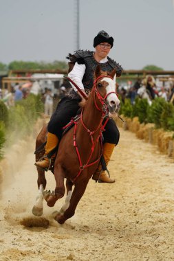 ISTANBUL, TURKIYE - 25 Mayıs 2025: Etnospor Kültür Festivali 'nde binicilik gösterisi