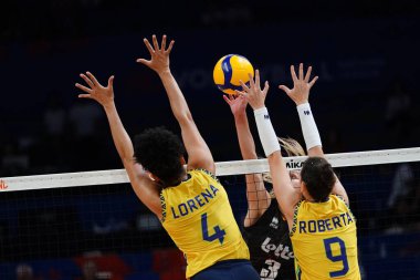 ISTANBUL, TURKIYE - 18 Haziran 2025: Lorena Viezel ve Roberta Ratzke, Sinan Erdem Dome 'da oynanan Belçika - Brezilya VNL Havuz Maçı sırasında