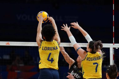 ISTANBUL, TURKIYE - 18 Haziran 2025: Lorena Viezel ve Rosamaria Montibeller, Sinan Erdem Kubbesi 'nde oynanan Belçika - Brezilya VNL Havuzu karşılaşmasında