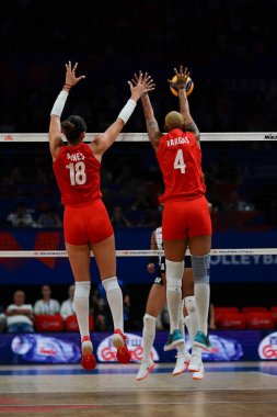 ISTANBUL, TURKIYE - 18 Haziran 2025: Zehra Gunes ve Melissa Vargas, Sinan Erdem Dome 'da oynanan Dominik Cumhuriyeti-Türkiye VNL karşılaşmasında