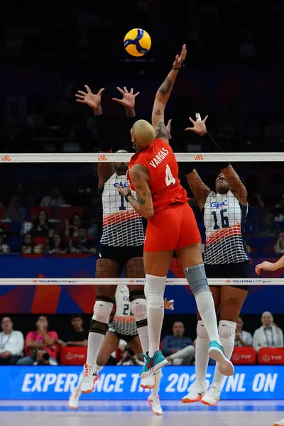 İSTANBUL, TURKIYE - 18 Haziran 2025: Sinann Erdem Kubbesi 'nde oynanan Dominik Cumhuriyeti-Türkiye VNL karşılaşmasında Melissa Vargas görev başında