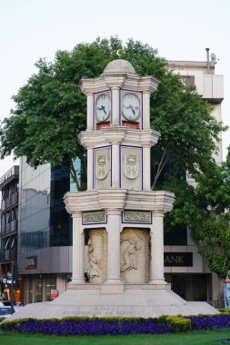 BURSA, TURKIYE - HAZİRAN 05, 2025: Bursa 'daki Heykel Saat Kulesi