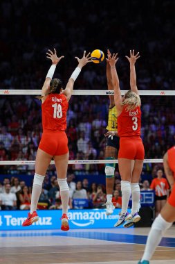 ISTANBUL, TURKIYE - 22 Haziran 2025: Zehra Gunes ve Cansu Özbay, Sinan Erdem Kubbesi 'nde oynanan Türkiye-Brezilya VNL Havuz maçı sırasında