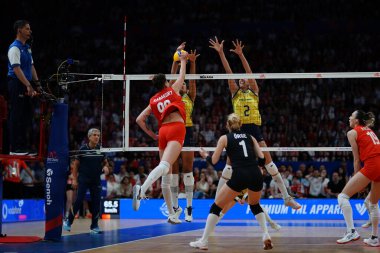 ISTANBUL, TURKIYE - 22 Haziran 2025: Ebrar Karakurt, Sinan Erdem Kubbesi 'nde oynanan Türkiye-Brezilya VNL Havuz maçı sırasında eylem halinde