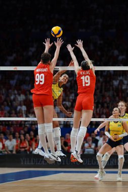 ISTANBUL, TURKIYE - 22 Haziran 2025: Türkiye 'de Ebrar Karakurt ve Asli Kalac, Sinan Erdem Dome' da Brezilya VNL Havuz Maçı 'na karşı