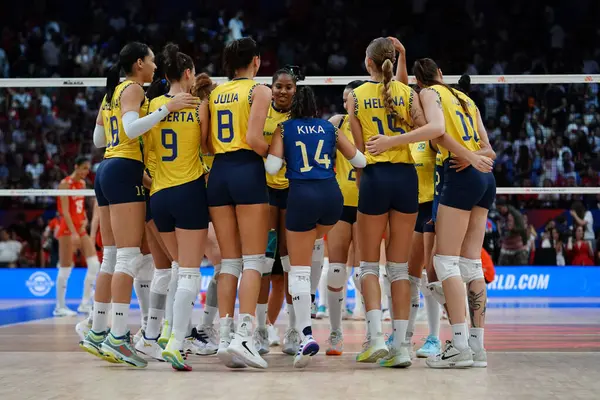 ISTANBUL, TURKIYE - 22 Haziran 2025: Sinan Erdem Dome 'da oynanan Türk VNL Havuzu karşılaşmasını Brezilya' lı oyuncular kutluyor