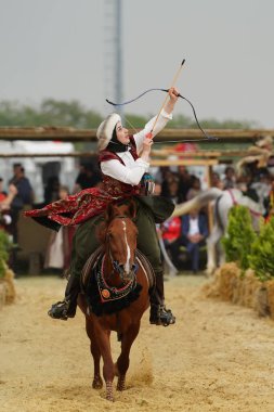 ISTANBUL, TURKIYE - 25 Mayıs 2025: Etnospor Kültür Festivali 'nde binicilik gösterisi