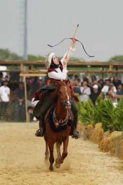 ISTANBUL, TURKIYE - 25 Mayıs 2025: Etnospor Kültür Festivali 'nde binicilik gösterisi