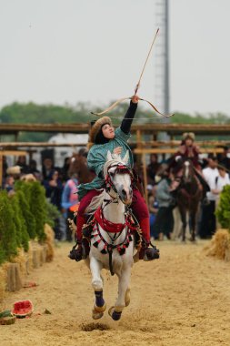ISTANBUL, TURKIYE - 25 Mayıs 2025: Etnospor Kültür Festivali 'nde binicilik gösterisi