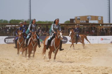 ISTANBUL, TURKIYE - 24 Mayıs 2025: Etnospor Kültür Festivali sırasında Azerbaycan Ateş Ülkesi