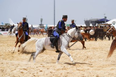 ISTANBUL, TURKIYE - 24 Mayıs 2025: Etnospor Kültür Festivali sırasında Azerbaycan Ateş Ülkesi