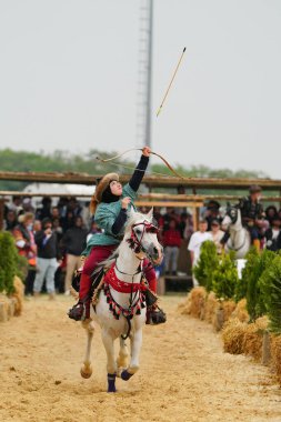 ISTANBUL, TURKIYE - 25 Mayıs 2025: Etnospor Kültür Festivali 'nde binicilik gösterisi