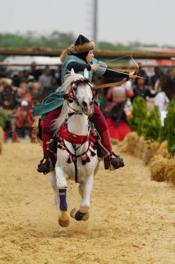 ISTANBUL, TURKIYE - 25 Mayıs 2025: Etnospor Kültür Festivali 'nde binicilik gösterisi