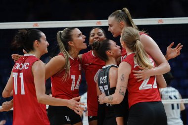 ISTANBUL, TURKIYE - 18 Haziran 2025: Kanadalı oyuncular Güney Kore VNL Havuz Maçı sırasında Sinan Erdem Kubbesi 'nde skor puanını kutluyorlar