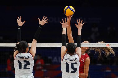 ISTANBUL, TURKIYE - 18 Haziran 2025: Da-Hyeon Lee ve Seon-Woo Lee, Güney Kore ve Kanada arasında oynanan Sinan Erdem Dome 'da oynanan VNL Havuzu karşılaşmasında