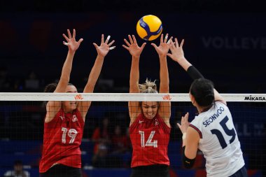 ISTANBUL, TURKIYE - 18 Haziran 2025: Emily Maglio ve Hilary Johnson Güney Kore - Kanada VNL Havuz Maçı sırasında Sinan Erdem Dome